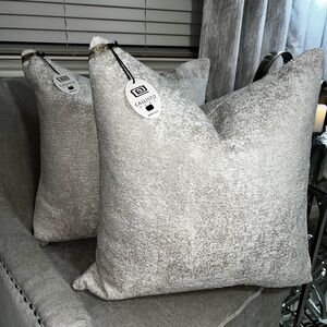 1-NWT CALLISTO HOME TEXTURE DESIGN DECORATIVE THROW PILLOW